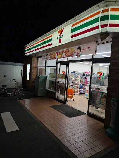 セブン-イレブン 津市栄町４丁目店まで徒歩11分