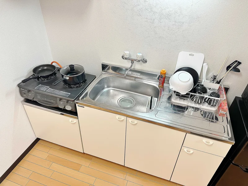 【キッチン画像】三重県津市ウィークリーマンション♪冷蔵庫、電子レンジ、炊飯器、ケトル、調理器具や食器類もご用意しております(^^♪