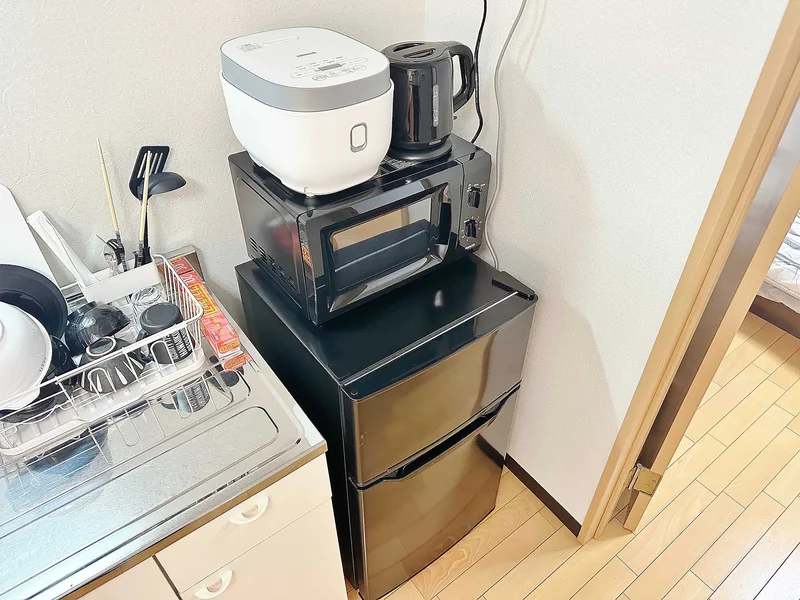 【冷蔵庫・電子レンジ】ホテルと違い三重県津市ウィークリーマンションでは標準設備♪一人暮らし用の冷蔵庫なので1週間以上の暮らしに最適★お客様の声から今の形になりました。