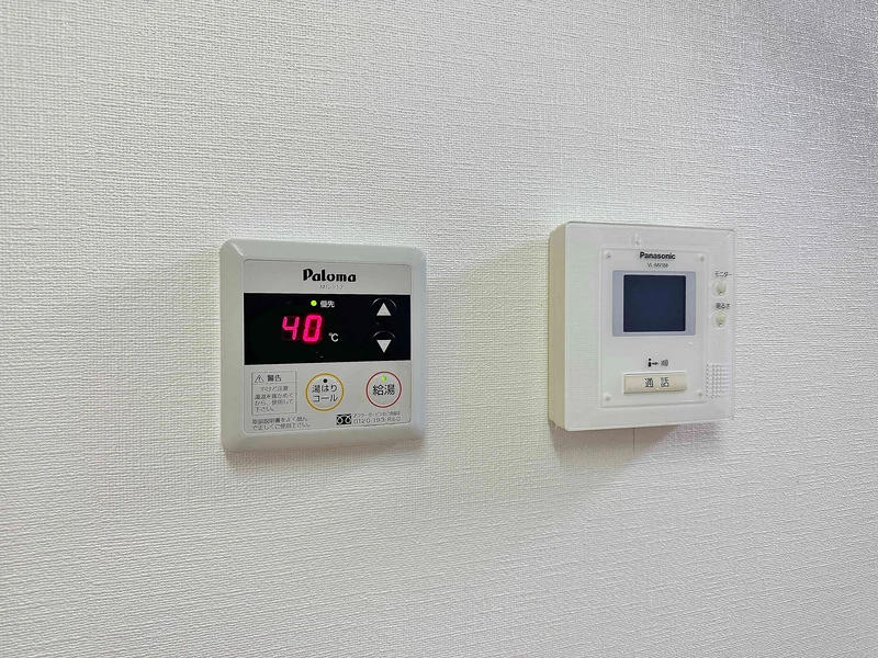 温度調節機能も完備されていますので、お湯張りも簡単に出来ます♪また、スポンジ・浴槽用洗剤も完備で長期利用◎シャンプー・ボディソープ・タオルもご用意しておりますのでお荷物も少なく済みますね★