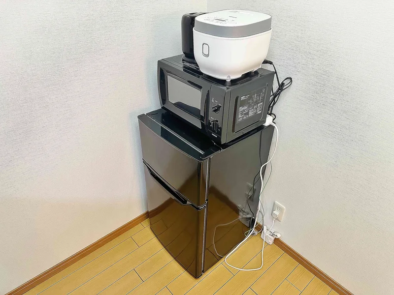 【冷蔵庫・電子レンジ】ホテルと違い鈴鹿市ウィークリーマンションでは標準設備♪一人暮らし用の冷蔵庫なので1週間以上の暮らしに最適★お客様の声から今の形になりました。