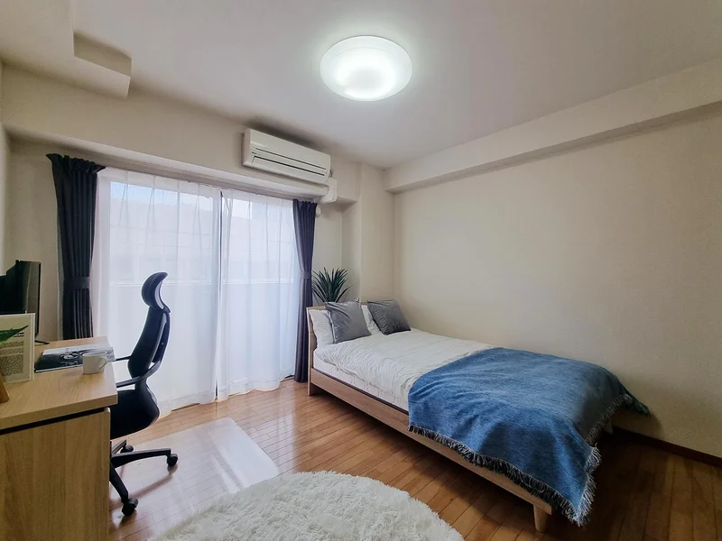 写真はお部屋のイメージです。ラグなどの室内装飾はございません。