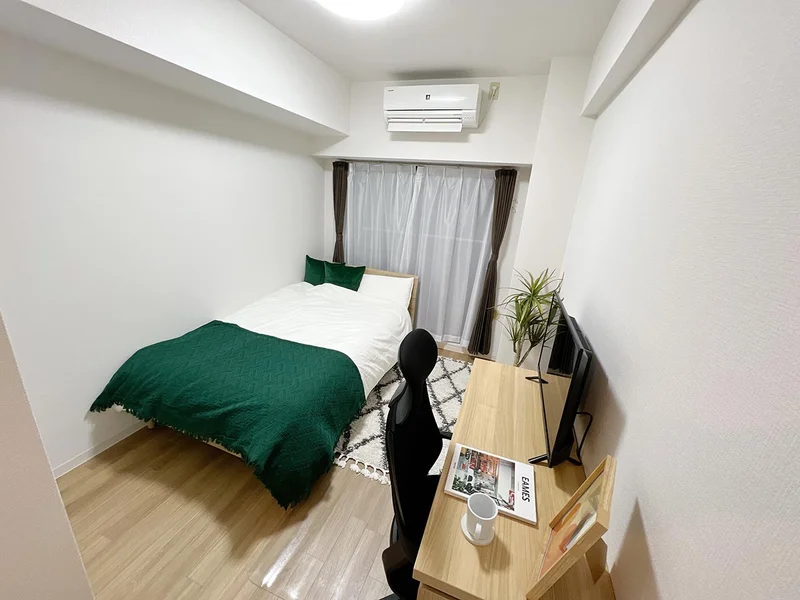 写真はお部屋のイメージです。ラグなどの室内装飾はございません。