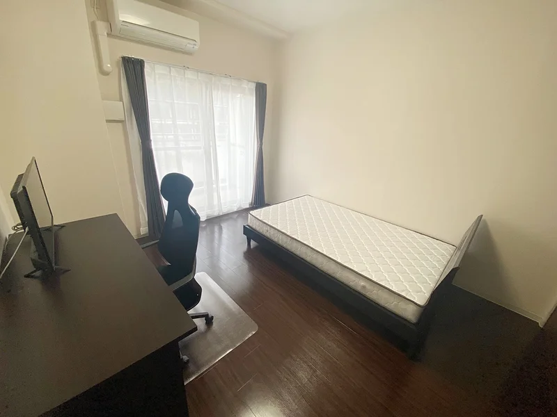 写真はお部屋のイメージです。ラグなどの室内装飾はございません。