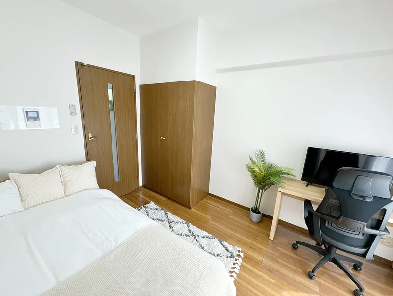 写真はお部屋のイメージです。ラグなどの室内装飾はございません。