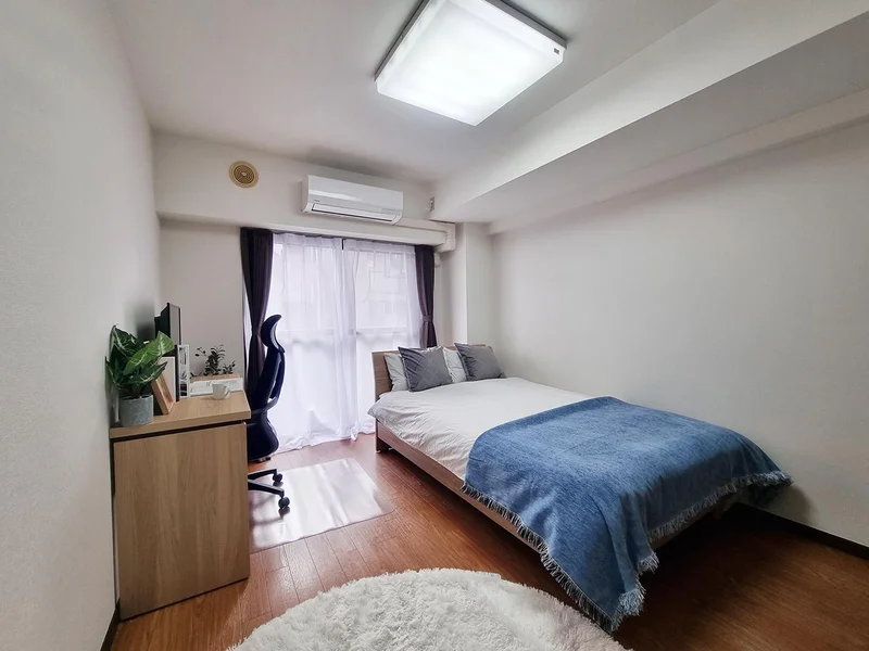 写真はお部屋のイメージです。ラグなどの室内装飾はございません。