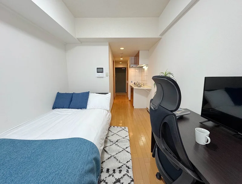 写真はお部屋のイメージです。ラグなどの室内装飾はございません。