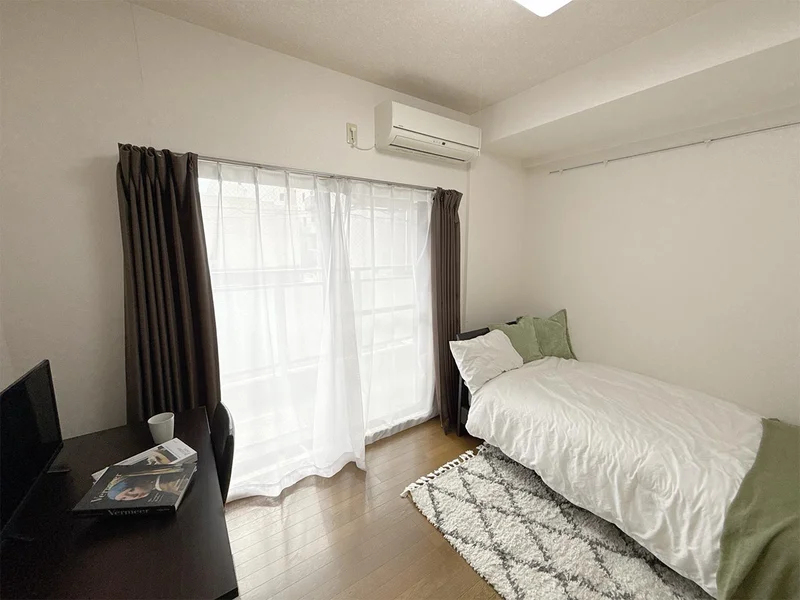 写真はお部屋のイメージです。ラグなどの室内装飾はございません。