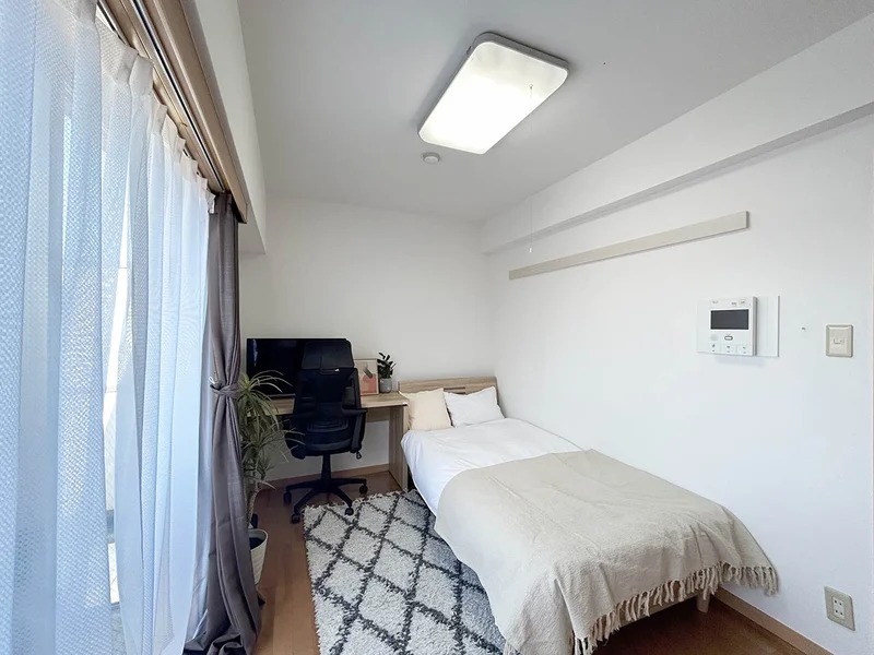 写真はお部屋のイメージです。ラグなどの室内装飾はございません。
