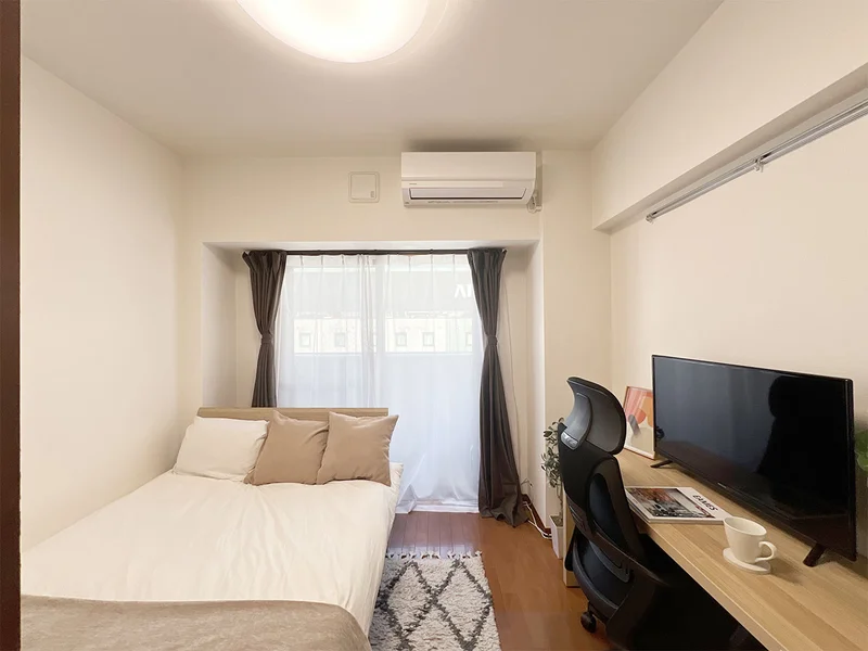 写真はお部屋のイメージです。ラグなどの室内装飾はございません。