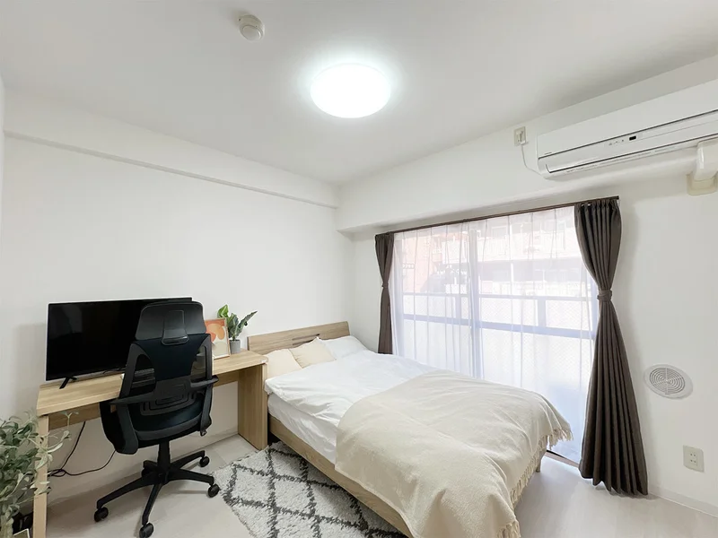 写真はお部屋のイメージです。ラグなどの室内装飾はございません。