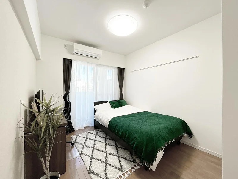 写真はお部屋のイメージです。ラグなどの室内装飾はございません。