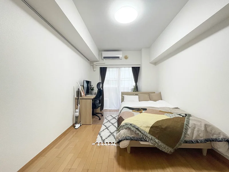写真はお部屋のイメージです。ラグなどの室内装飾はございません。