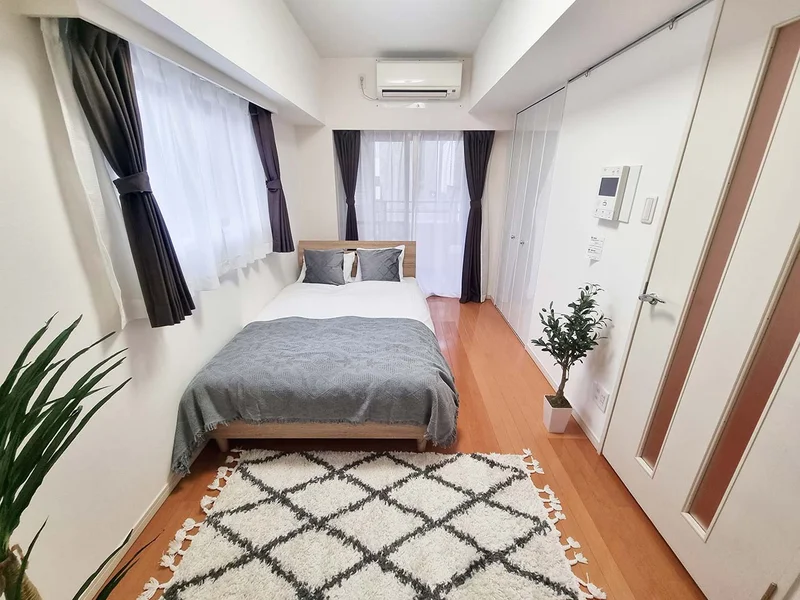 写真はお部屋のイメージです。ラグなどの室内装飾はございません。