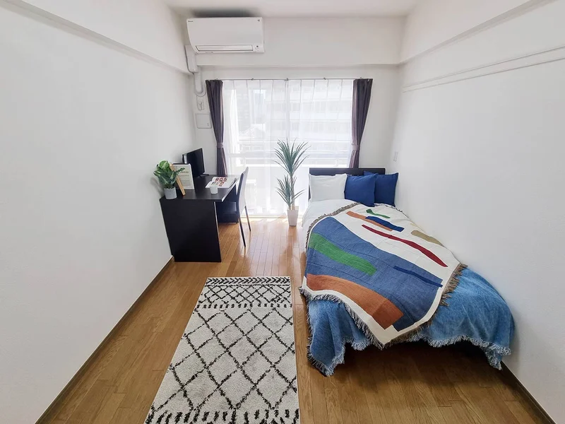 写真はお部屋のイメージです。ラグなどの室内装飾はございません。