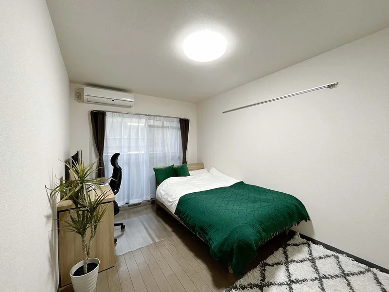 写真はお部屋のイメージです。ラグなどの室内装飾はございません。