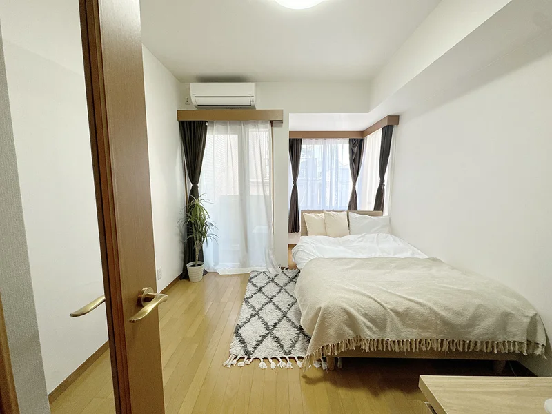写真はお部屋のイメージです。ラグなどの室内装飾はございません。