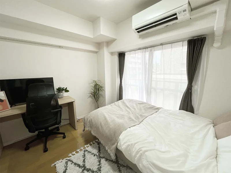 写真はお部屋のイメージです。ラグなどの室内装飾はございません。