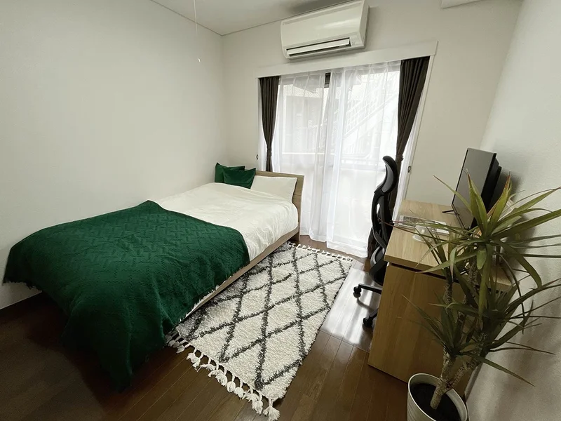 写真はお部屋のイメージです。ラグなどの室内装飾はございません。