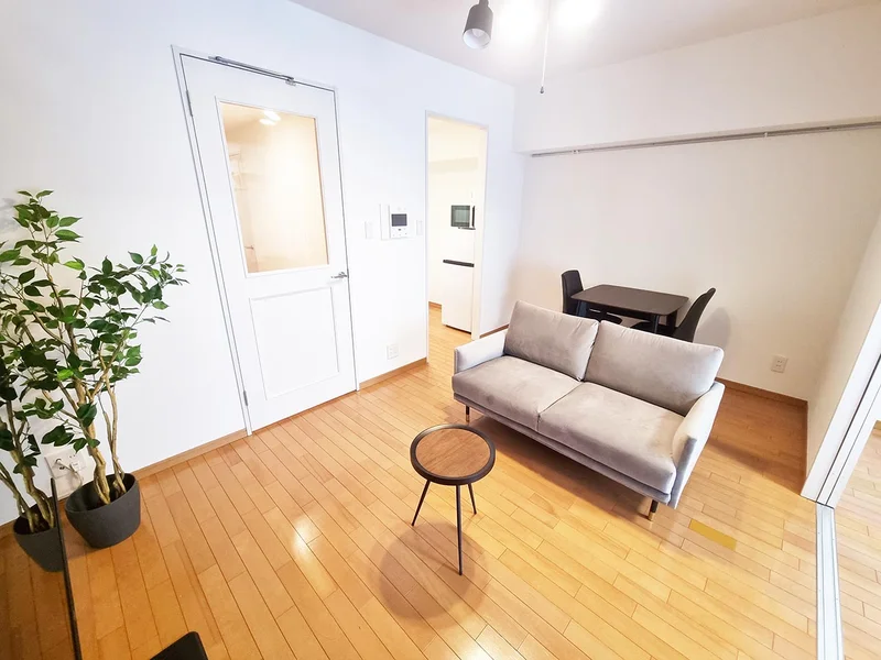 写真はお部屋のイメージです。ラグなどの室内装飾はございません。