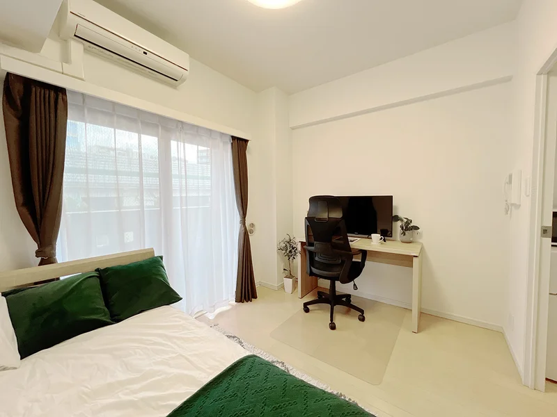 写真はお部屋のイメージです。ラグなどの室内装飾はございません。