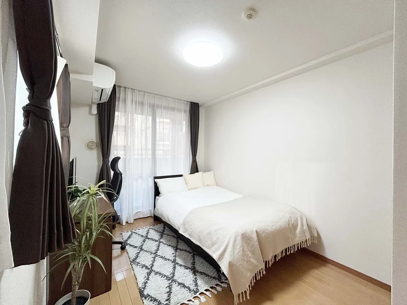 写真はお部屋のイメージです。ラグなどの室内装飾はございません。