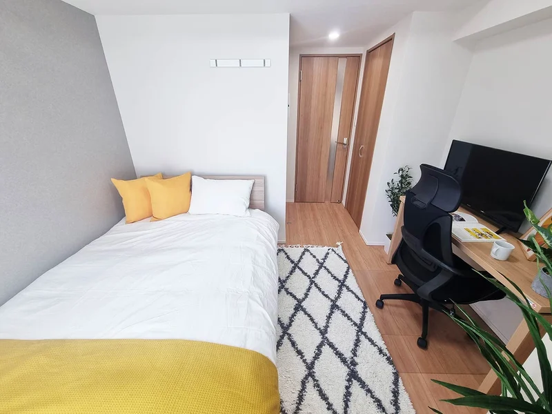 写真はお部屋のイメージです。ラグなどの室内装飾はございません。