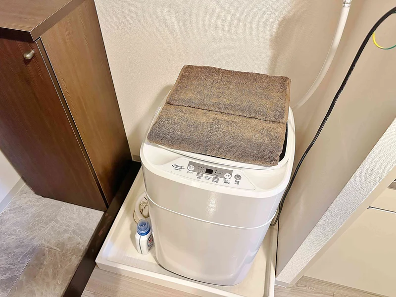 【洗濯機画像】ホテルと違い洗濯機がある生活は良いですね♪7日以上の利用なら滋賀県近江八幡市ウィークリーマンションをご利用下さい★洗濯洗剤も完備‼