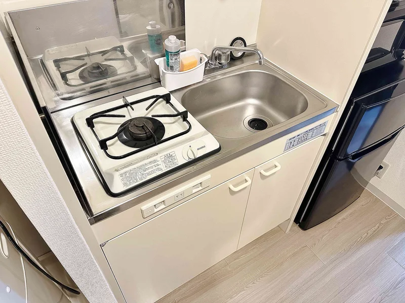 キッチンには冷蔵庫、ケトル、炊飯器、調理器具を完備。ホテルと違い自炊できるのでで長期ご利用のお客様でも安心ですね！滋賀県近江八幡市ウィークリーマンションの強みです♪