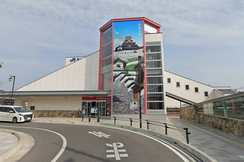 JR安土駅まで車で8分、3.2kｍ。