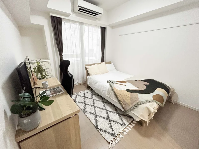 写真はお部屋のイメージです。ラグなどの室内装飾はございません。