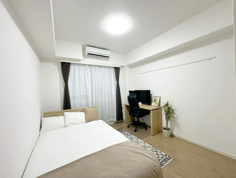 写真はお部屋のイメージです。ラグなどの室内装飾はございません。