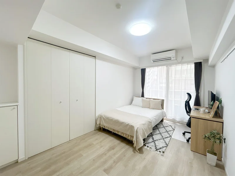 写真はお部屋のイメージです。ラグなどの室内装飾はございません。