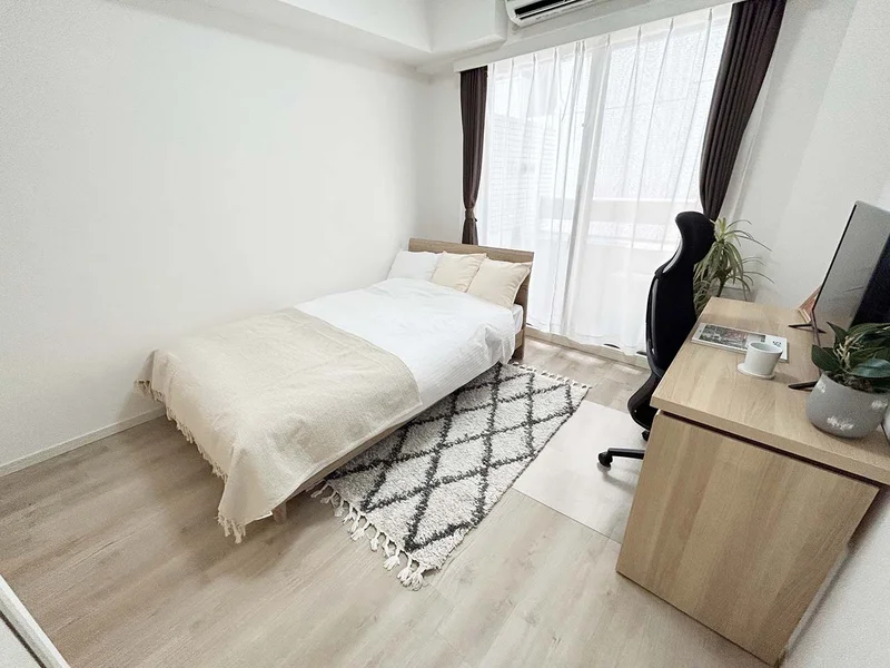 写真はお部屋のイメージです。ラグなどの室内装飾はございません。