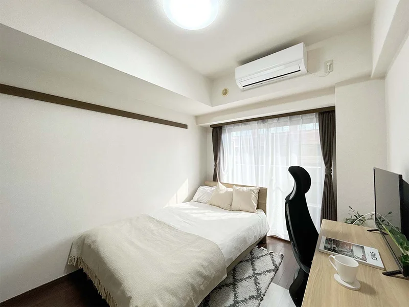 写真はお部屋のイメージです。ラグなどの室内装飾はございません。