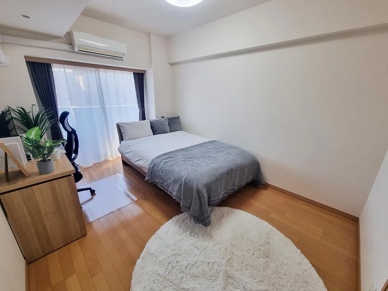 写真はお部屋のイメージです。ラグなどの室内装飾はございません。