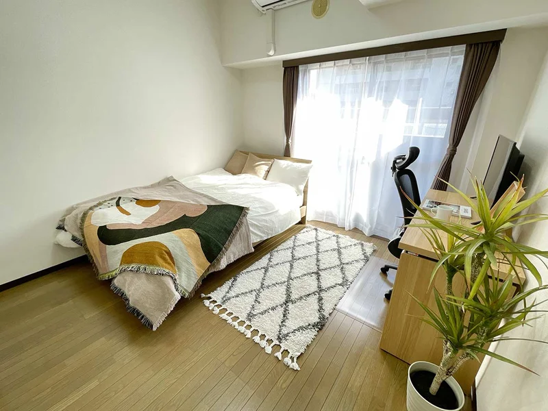 写真はお部屋のイメージです。ラグなどの室内装飾はございません。