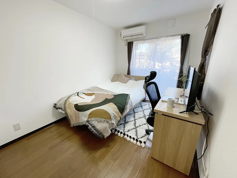 写真はお部屋のイメージです。ラグなどの室内装飾はございません。