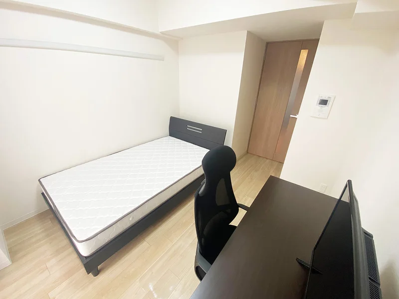 写真はお部屋のイメージです。ラグなどの室内装飾はございません。