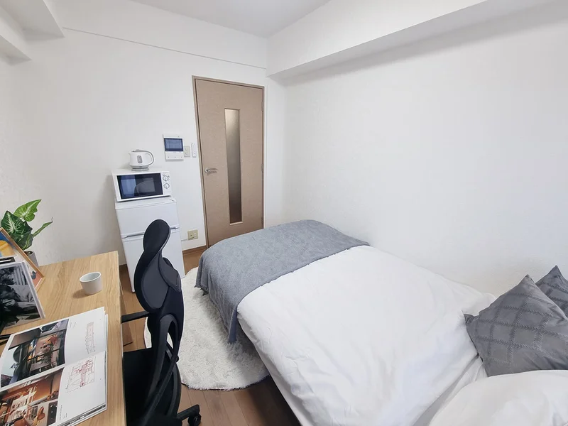 写真はお部屋のイメージです。ラグなどの室内装飾はございません。