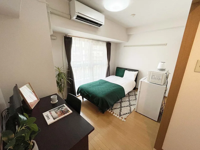 写真はお部屋のイメージです。ラグなどの室内装飾はございません。