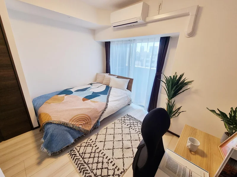 写真はお部屋のイメージです。ラグなどの室内装飾はございません。