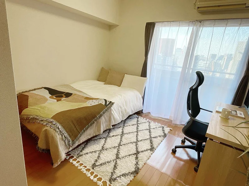 写真はお部屋のイメージです。ラグなどの室内装飾はございません。