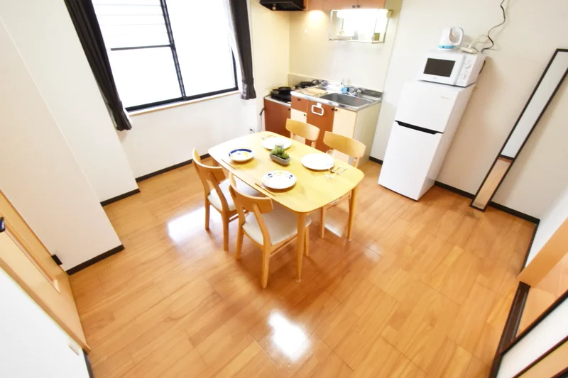 ダイニングテーブルありで明るめの床色調！　料理を作ってすぐにダイニングテーブルに運べるのが便利♪　冷蔵庫や電子レンジ・電機ケトル等あり！