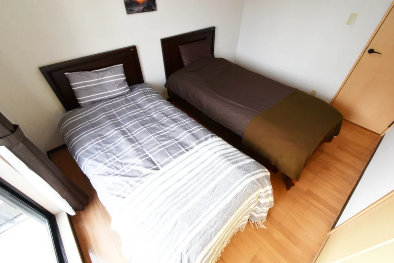 南向きバルコニーあり！　ベッドが２台あるので　複数名でご利用いただけます♪　リネン類の取り揃えも豊富にあり！