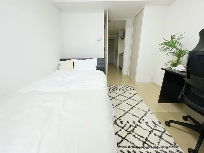 写真はお部屋のイメージです。ラグなどの室内装飾はございません。