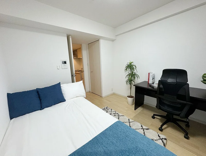 写真はお部屋のイメージです。ラグなどの室内装飾はございません。