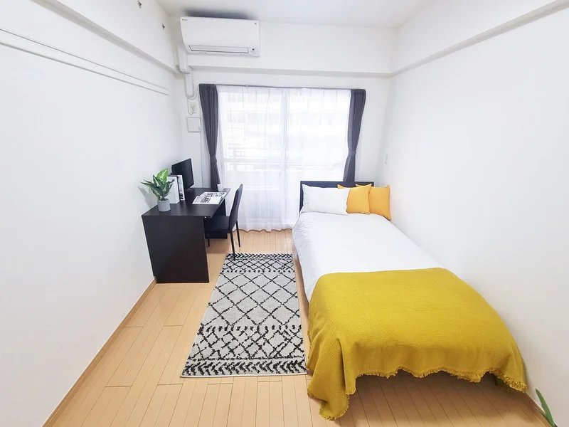 写真はお部屋のイメージです。ラグなどの室内装飾はございません。