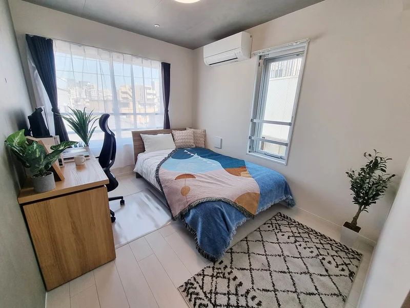 写真はお部屋のイメージです。ラグなどの室内装飾はございません。