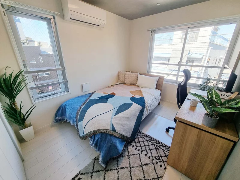 写真はお部屋のイメージです。ラグなどの室内装飾はございません。